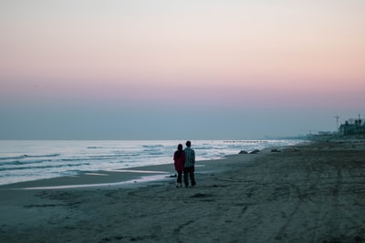 白天两人站在海滩上
